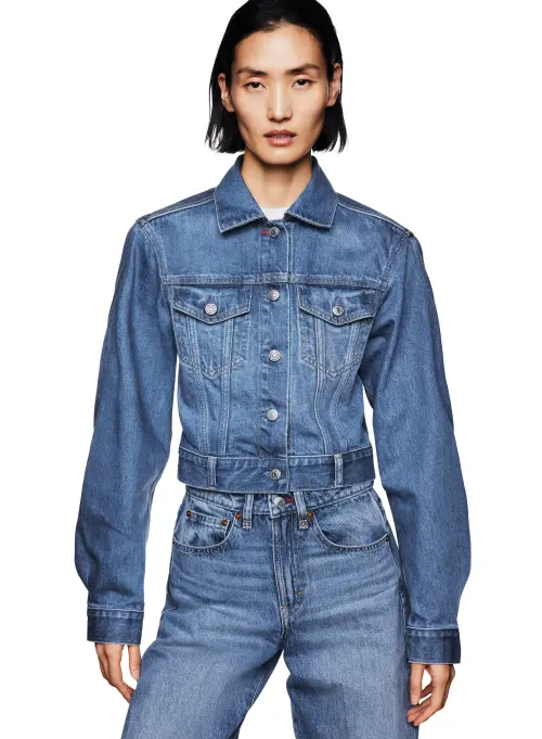 ▲Gap X Victoria Beckham「淺色水洗立體剪裁短版牛仔外套」3499元。（圖／Gap提供）