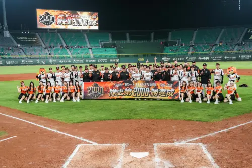 ▲統一獅成為中華職棒聯盟史上首支達成隊史2000勝的球隊。從1990年首勝到2026年第2000勝，統一獅再次寫下台灣職棒歷史的新篇章。（圖片提供/統一獅）