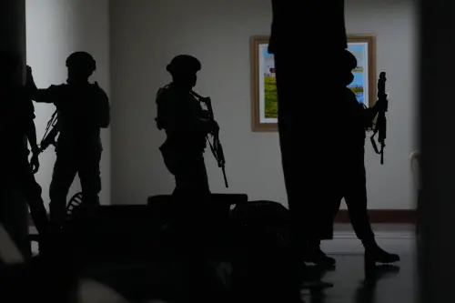 影／菲律賓參議院驚傳十聲槍響！海軍陸戰隊「長槍上膛」出動