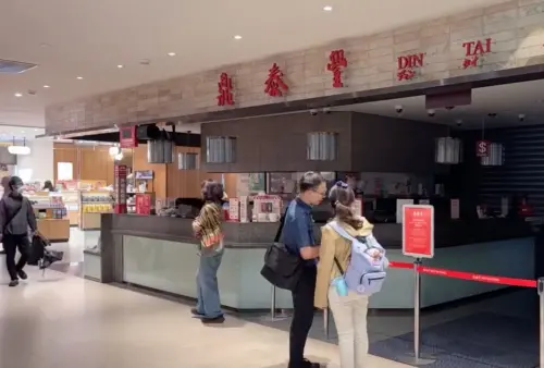 ▲鼎泰豐13日門市公休，不少觀光客及顧客不知情跑到現場，結果才發現自己撲空。（圖/Threads）