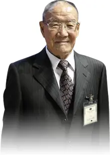 ▲鼎泰豐的「誠實」教誨源於他。創辦人楊秉彝（上圖）當年因店內人手不足，召回了正在當交通調度員、曾想開遊覽車的長子楊紀華。這場關鍵的父子傳承，讓這間原本的油行小店（下圖），轉型成為全球知名的餐飲標竿。（圖／翻攝自鼎泰豐官網）