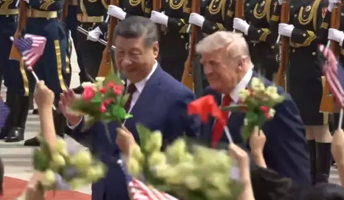 川普爺爺尷尬否？跟習近平並肩走紅毯　現場小孩狂搖旗嗨喊助陣