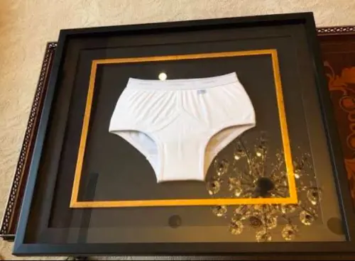 ▲麥可傑克森曾到高雄舉辦演唱會，據說當時下榻漢來大飯店總統套房，離台後爆出遺留一件內褲在飯店內，現已成為飯店「鎮店之寶」。（圖／翻攝Threads）