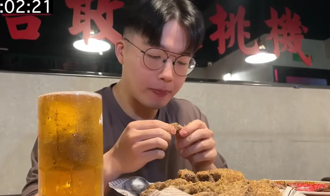 ▲YouTuber吃貨豪豪日前到餐酒館參加大胃王挑戰，吃完雞翅後竟被要求重啃骨頭，還要付1000元低消，網友因此罵爆餐廳，猛灌負評，認為他們是故意欺負人。（圖／吃貨豪豪YouTube）