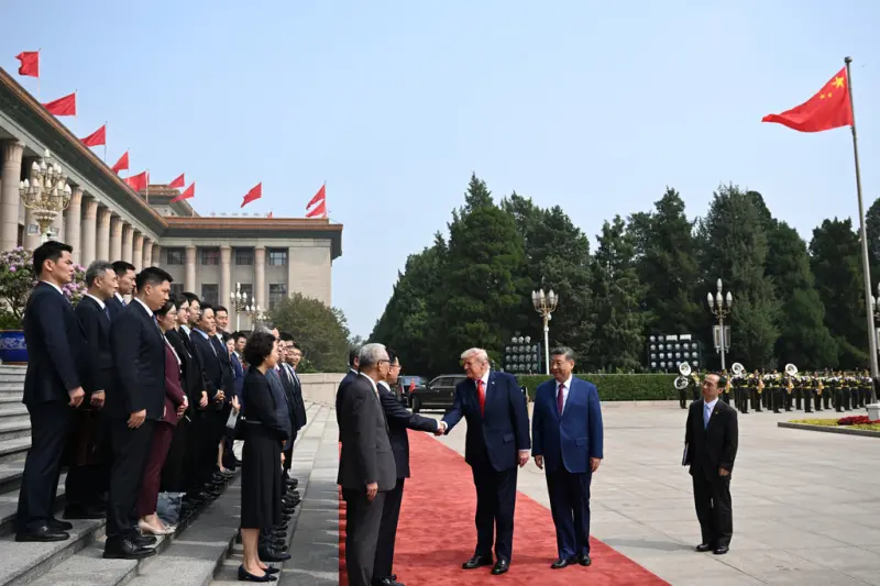 ▲川普與習近平走上紅毯,先後向中美代表團成員握手致意。(圖/美聯社/達志影像)