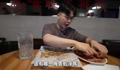 ▲因店家認為他吃得不夠乾淨，豪豪只好再把吃過的骨頭拿起來啃。（圖／吃貨豪豪YouTube）