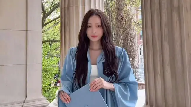 ▲ALL DAY PROJECT成員Annie公開哥倫比亞大學畢業照，她不僅擁有新世界集團財閥背景，更靠實力考進常春藤名校，引發熱議。（圖／翻攝自Annie IG@anniesymoon）