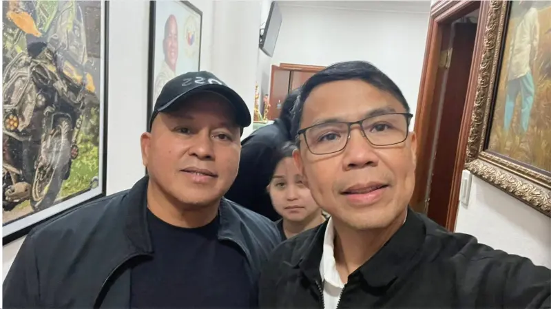 ▲菲律賓參議員德拉羅沙(左,Ronald Dela Rosa)及其律師(右)(圖/翻攝自Facebook@Israelito Torreon)
