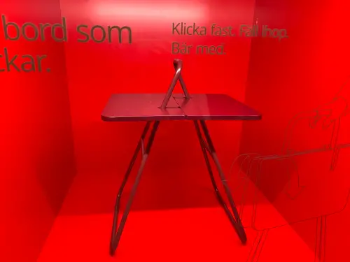 ▲「IKEA PS 2026 邊桌」（售價1299元），靈感來自公事包提把。（圖／記者鍾怡婷攝）