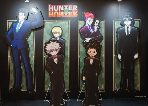 ▲《獵人HUNTER×HUNTER》造景以深色系神秘氛圍結合角色西裝造型。（圖／木棉花國際）