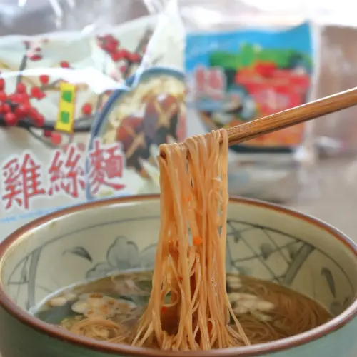 ▲「福惠雞絲麵」老闆林瑞豐經營雞絲麵超過40年的歷史，在2014年取得碩士學歷後就把論文題目印在包裝上。（圖／翻攝臺中市霧峰文化觀光協會臉書）