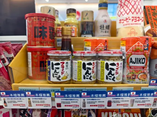 ▲萊爾富近期祭出強大特價，多款日本明星醬料售價甚至低於日系超市 LOPIA。林氏璧指出，搭配 APP 支付現折 10% 後，味霸與敘敘苑的價格更具破壞力，引發網友搶購潮。（圖／翻攝自林氏璧 Threads）