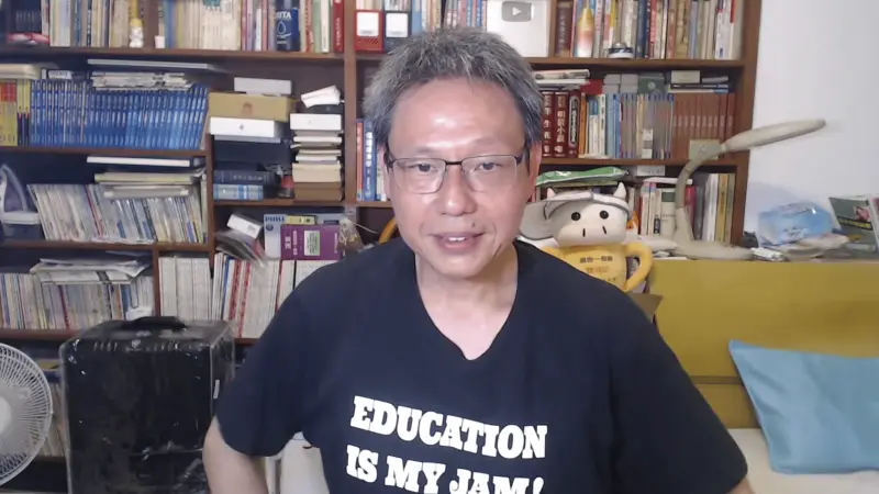     ▲媒體人謝寒冰下周將發放「千份雞排」，並強調自己說到做到，在直播中當場下跪。（圖／翻攝自謝寒冰YouTube）   