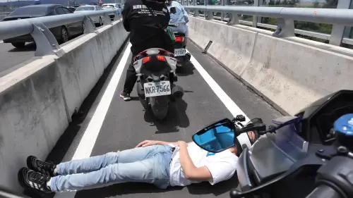 嫌淡江大橋機車道太窄！網紅鄒小捷「躺地」測寬度　公路局不忍了
