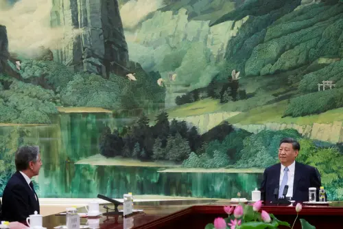▲2023年布林肯訪中會晤習近平時，長桌中央擺放的是荷花。（圖／美聯社／達志影像）