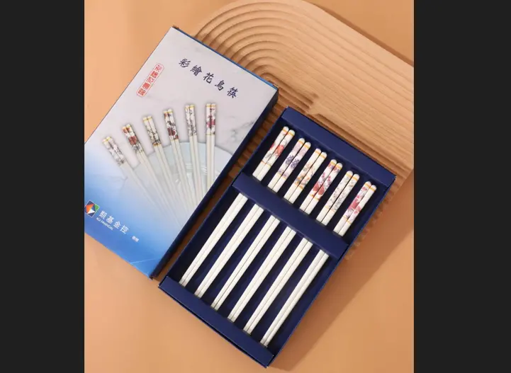 ▲凱基金控將於今（2026）年6月12日召開股東會，股東會紀念品「彩繪花鳥筷（6雙）組」亮相，並自5月18日起開放兌領。（圖／凱基金提供）
