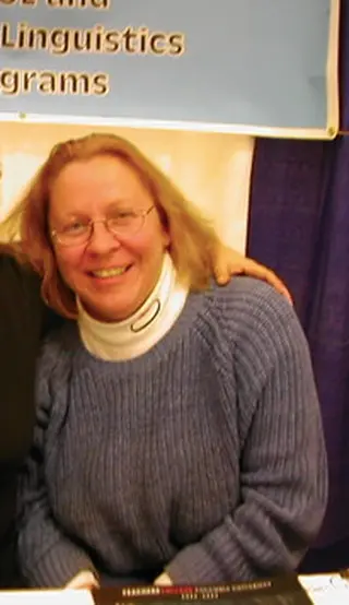 ▲何嘉仁美語創辦人 Karen Gayle Hess 年輕時的照片。她在 1980 年代懷抱熱情來到台灣，不僅精通中文，更因主持電視美語節目成為當時家喻戶曉的美語名師。（圖／翻攝自 Threads）