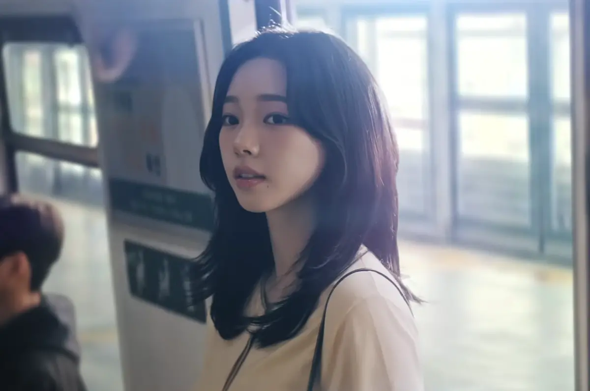 ▲《英雄聯盟》電競選手 Faker 和韓國女團 aespa 隊長 Karina 的廣告，今（14）日 釋出第二段預告。（圖／Google Play Korea YT）