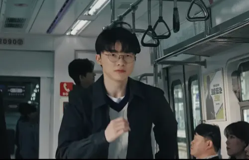 ▲Faker 罕見在廣告中展現積極追求女性的一面，引發粉絲關注。（圖／Google Play Korea YT）
