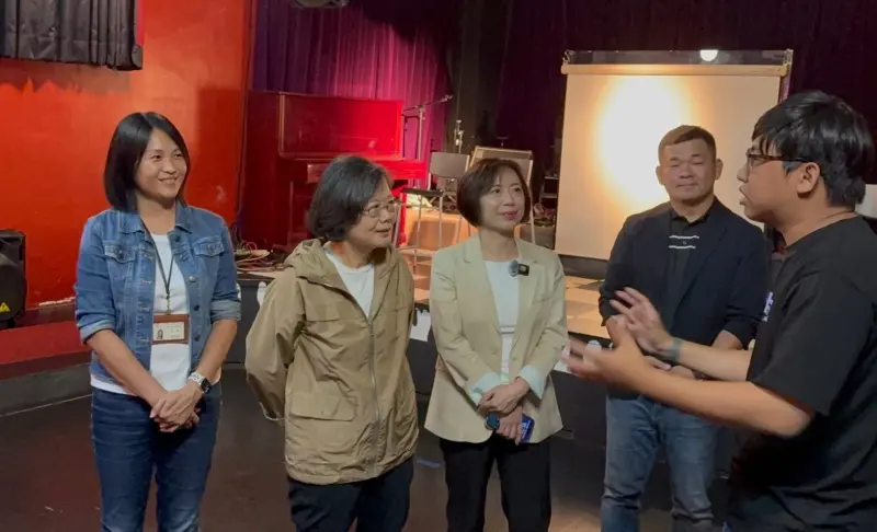   ▲蔡英文演講結束後，到東海商圈裡的音樂空間「嗨風裏協會」喝咖啡、聽音樂。（圖／立委何欣純提供，2026.05.14）  