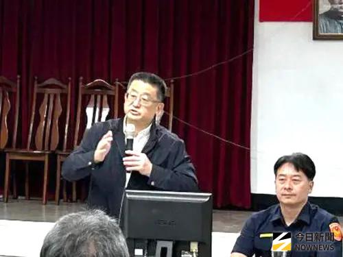 ▲保安警察第三總隊總隊長周煥興(左)呼籲，民眾必須通過「衛福部核定」的合法實體通路(如超商)購買加熱菸，切勿從網路購買來源不明、低於市價之菸品，可能嚴重損害健康。(圖／記者黃守作攝)