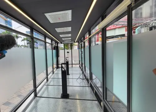 Inside Ximending's negative-pressure smoking booth. (NOWNEWS Wu Yi-jie)