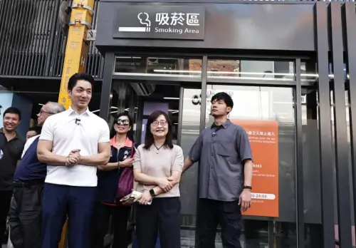 Taipei Mayor Chiang Wan-an visits Ximending to inspect Taiwan's first outdoor negative-pressure smoking booth. (NOWNEWS Wu Yi-jie)