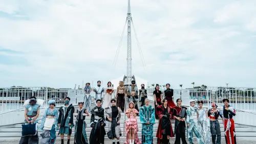 ▲除了靜態室內展出，參展校系實踐大學高雄校區服飾設計與經營學系，以「城市即伸展台」的理念，於大港橋畔戶外走秀。（圖／高市府文化局提供）