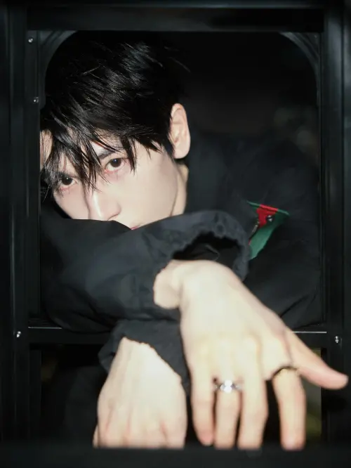 ▲▼張凌赫分享幫GUCCI拍攝的宣傳照，只見他一身品牌行頭，演繹GUCCI Paparazzo手提肩背包，帥度破表。（圖／翻攝自张凌赫IG＠zhanglinghe__1230）