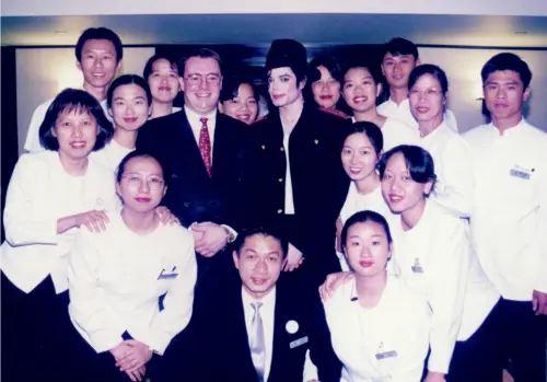 ▲麥可傑克森與晶華酒店工作人員們合照，包含10人管家團隊。（圖／晶華酒店提供）