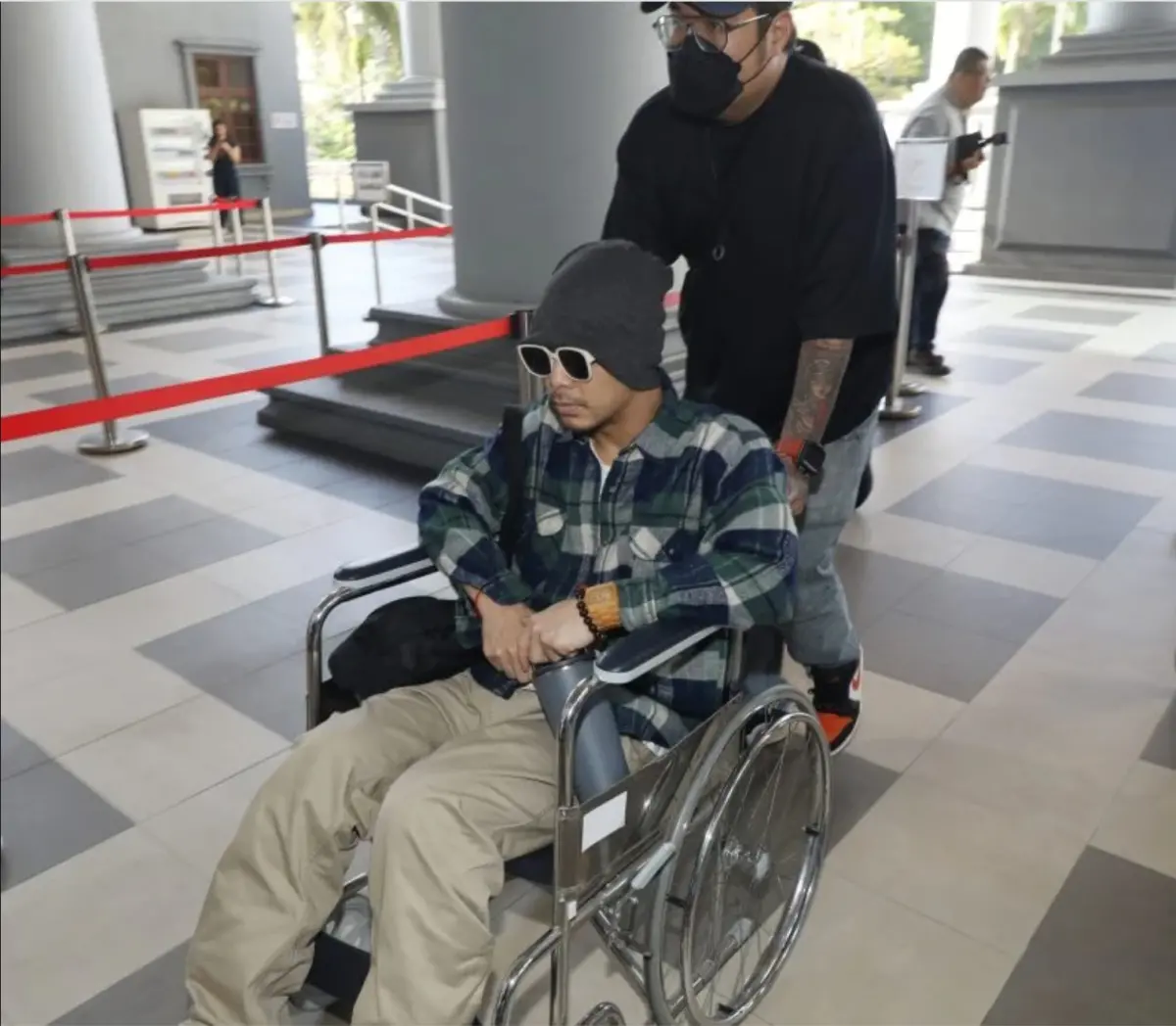 案情逆轉！黃明志涉毒案宣判「無罪」　揭「坐輪椅出庭」原因