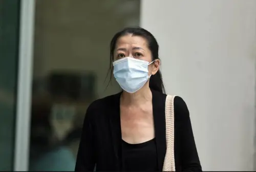 ▲一名51歲新加坡女子譚麗英（Catherine Tan Li Eng，音譯）於5月12日抵達法院。（圖／翻攝自海峽時報）