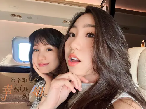 ▲Amanda（右）是蔡幸娟（左）的女兒，母女二人的代步工具是豪車、私人飛機。（圖／翻攝自蔡幸娟臉書）
