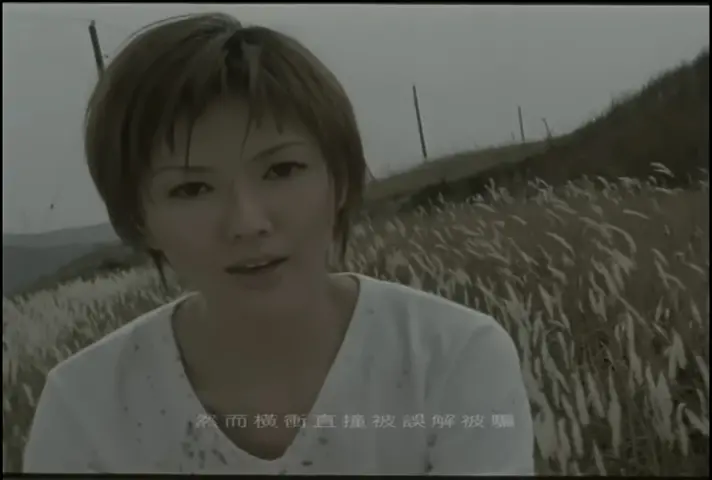 ▲孫燕姿（如圖）的〈天黑黑〉一上架，橫掃所有音樂排行榜，專輯銷量賣破33萬張，還打敗周杰倫拿下一生只有一次金曲最佳新人。（圖／天黑黑MV）