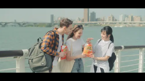 ▲55週年影片透過親友共享零食等場景，強調品牌在日常生活中的陪伴角色。（圖／業者提供）