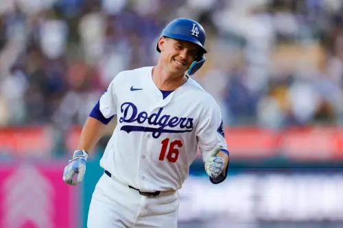 大谷翔平休戰變啦啦隊！史密斯代打開路先鋒開轟　羅伯斯遞葵花子