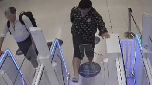 影／狂踹泰機場門！中國旅客「不會自動通關」飆髒話　超慘下場曝
