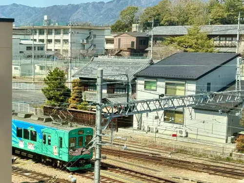 ▲推薦「忍者電車」絕佳拍攝處，就在「萬川集海」忍者主題設施的餐廳。（圖／記者蕭涵云攝）