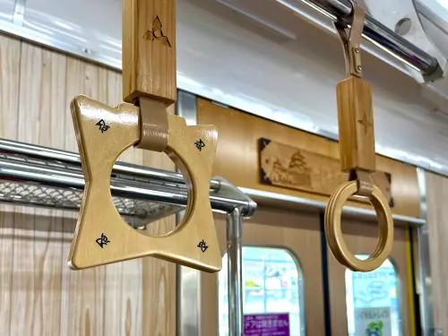 ▲隱藏在電車把手中的手裏劍。（圖／記者蕭涵云攝）