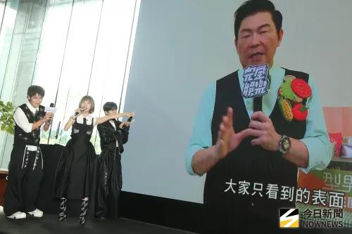 ▲曾國城（右）拍驚喜VCR祝賀Lulu（左2）回歸當主持人。（圖／記者邱曾其攝）