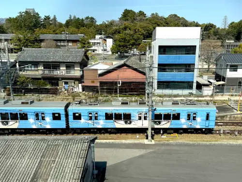 ▲從萬川集海餐廳，居高臨下拍攝忍者電車構圖很讚。（圖／記者蕭涵云攝）