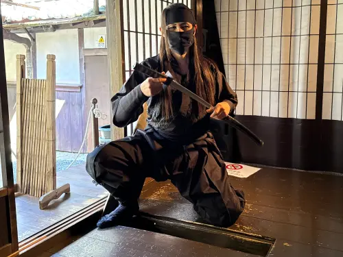 ▲忍者就在觀者身邊遁入又出現，連從暗室取武器都快到記者快門差點跟不上。（圖／記者蕭涵云攝）