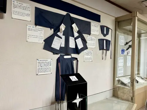 ▲「忍者體驗館」收藏滿滿，仔細看可看出這件忍者服，不是高昂的純黑色。（圖／記者蕭涵云攝）