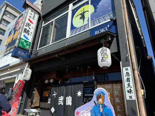 ▲沒體驗過忍術，差點進不了NIKAKU弍鶴食堂有機關的門。（圖／記者蕭涵云攝）