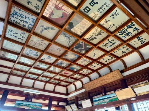 ▲天守框起名家字畫天花板，堪稱一絕。（圖／記者蕭涵云攝）