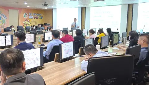 ▲交通部公路局高雄市區監理所舉辦廉政宣導講習活動，邀請高雄地方檢察署主任檢察官蔡佰達(站立者)作專題演講，以提倡機關廉潔形象，強化監理同仁法治教育觀念。(圖／高雄市區監理所提供)