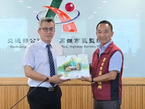 ▲公路局高雄市區監理所所長劉育麟(右)致送紀念品給作專題演講的高雄地方檢察署主任檢察官蔡佰達(左)。(圖／高雄市區監理所提供)