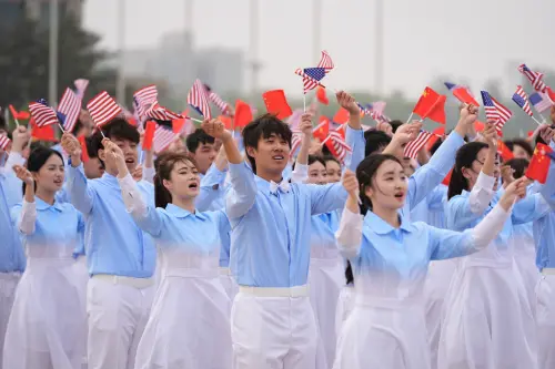 ▲中國學生穿著空軍一號配色的衣服歡送川普。（圖／美聯社／達志影像）