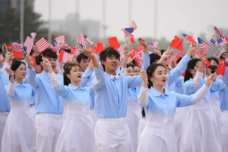    ▲中國學生穿著空軍一號配色的衣服歡送川普。（圖／美聯社／達志影像）  