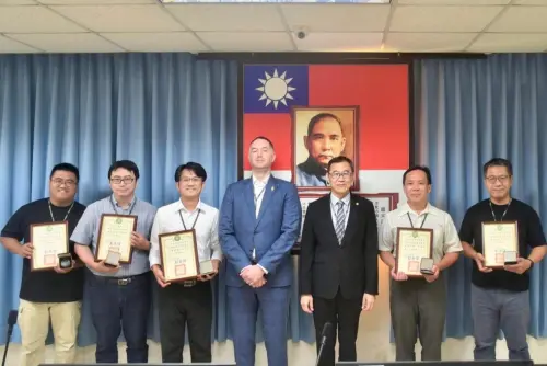 攔截違規轉運輸美案！關務署到高雄關表揚查緝輸美違規轉運案關員